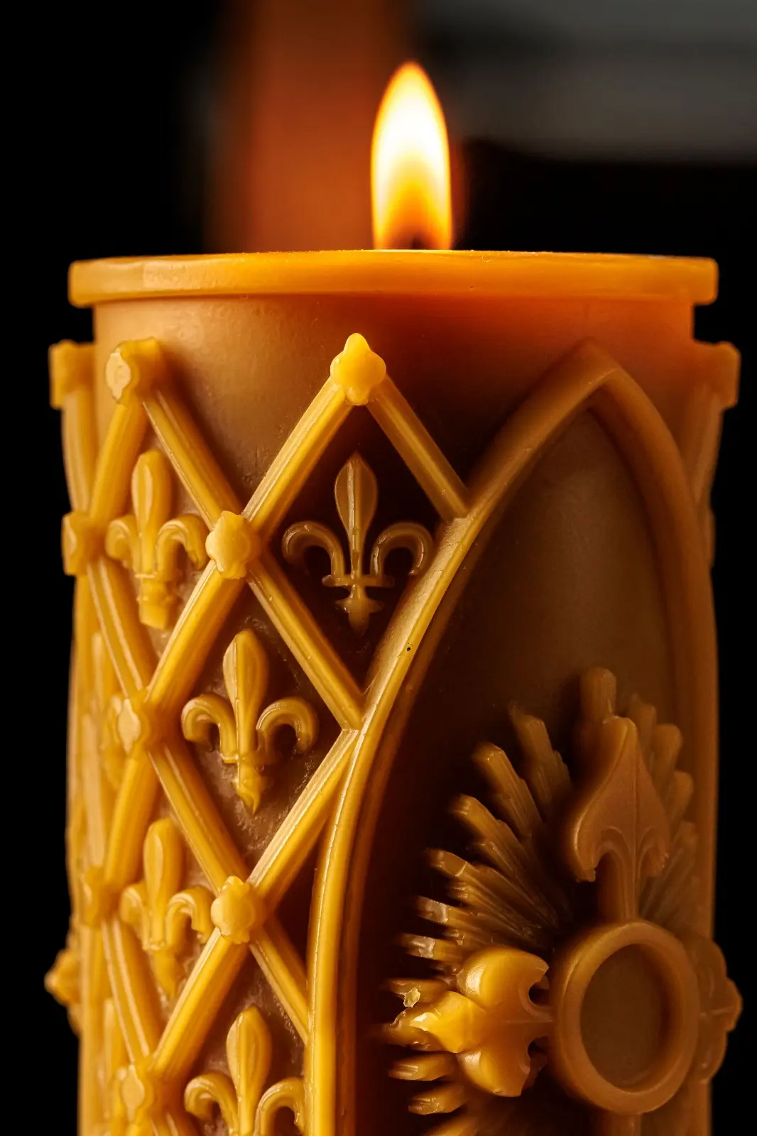 Vela gótica artesanal de cera de abelha acesa