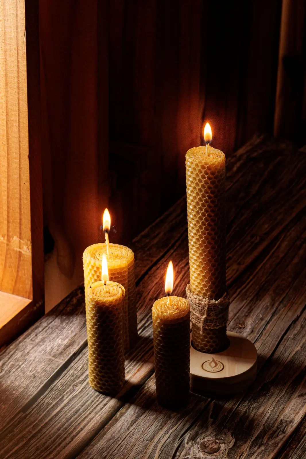 Conjunto de velas alveoladas artesanais de cera de abelha acesas